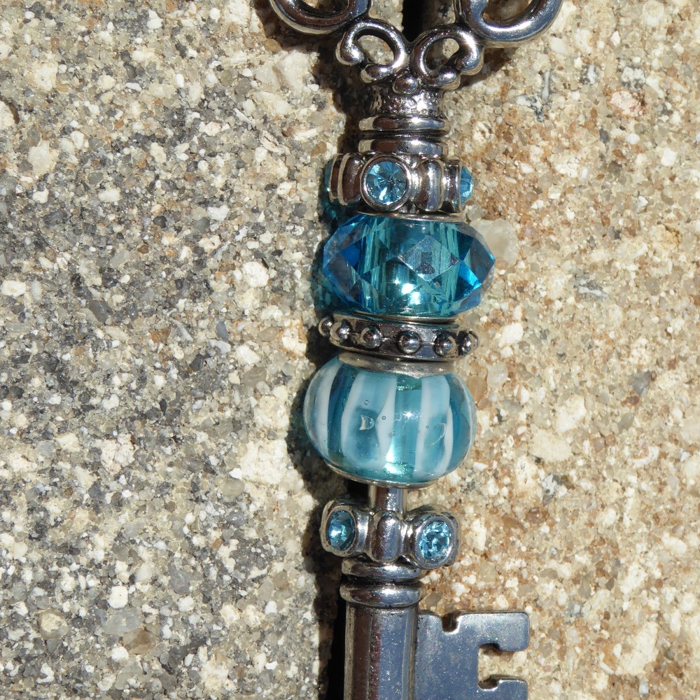 Handmade Keychain Blue Rhinstone Glass Acrylic Bea - Picture 3 of 3